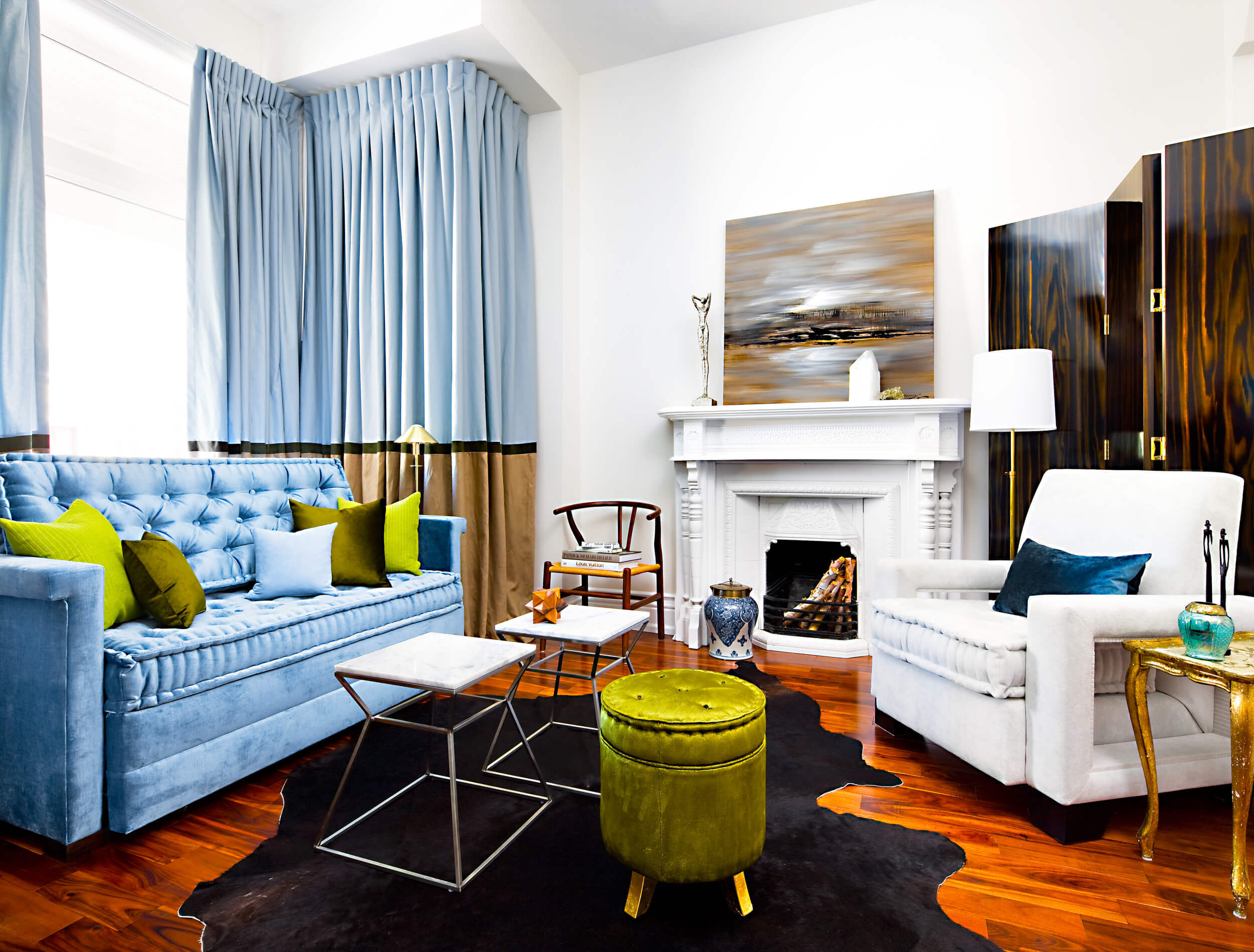 Синий диван в скандинавском интерьере гостиной